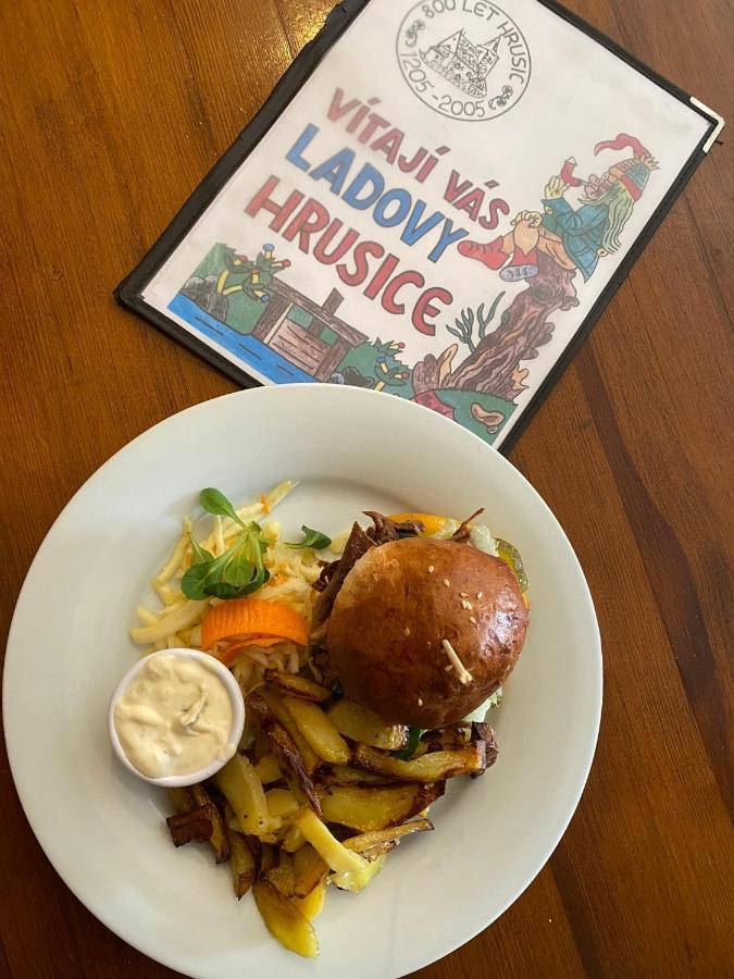 Hrusicka Restaurace A Penzion Hrusice エクステリア 写真