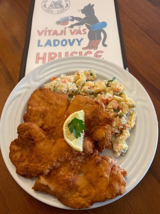 Hrusicka Restaurace A Penzion Hrusice エクステリア 写真