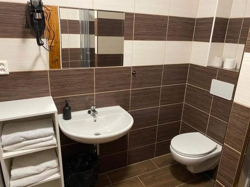 Hrusicka Restaurace A Penzion Hrusice エクステリア 写真